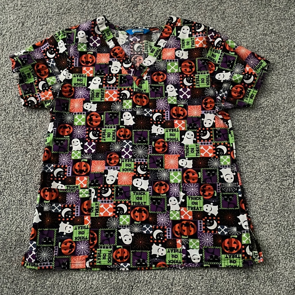 Scrub wear 2 pocket Halloween print scrub top
